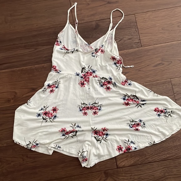 Garage romper size medium - Picture 3 of 3